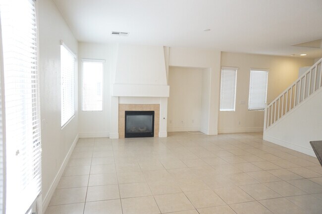 Foto del edificio - IMMACULATE 2 STORY HOME 3 BEDROOM / 2.5 BA...