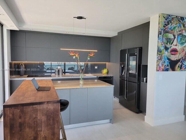 Building Photo - 540 Brickell Key Dr