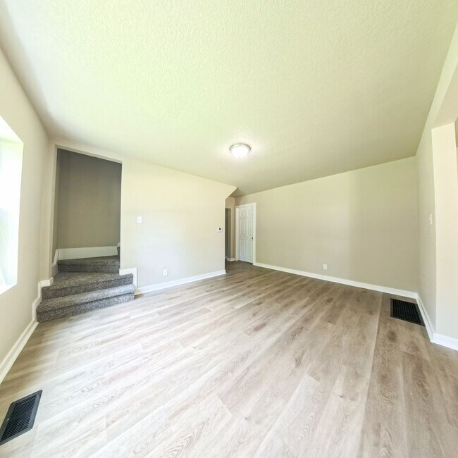 Foto del edificio - Remodeled 3 bed 1 bath w/huge garage- Jeff...