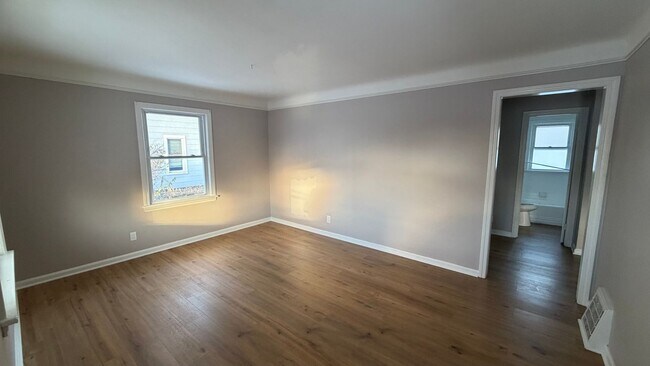 Foto del edificio - 3 bd 1.5 bath downtown Willoughby