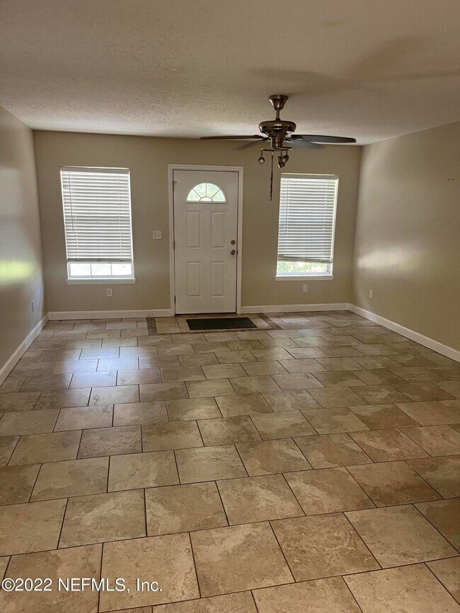 Foto del edificio - 12110 Calais St