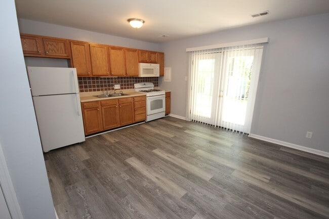Building Photo - Holly Circle Townhouses