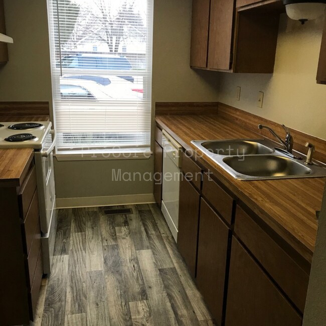 Foto del edificio - $1300...2Bed 1.5 Bath, Small Fenced in Covered Patio on Back, Storage