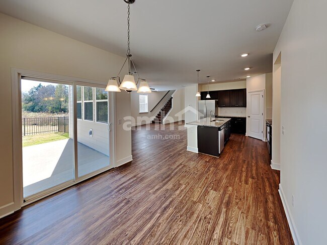 Foto del edificio - 3004 Esquire Dr