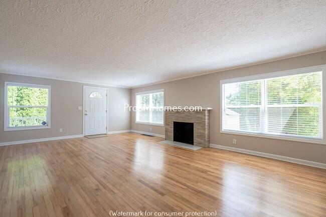 Foto del edificio - Updated Three Bedroom Home in Milwaukie - Large Fenced Yard!