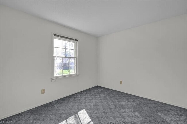 Foto del edificio - 205 N Rotary Dr