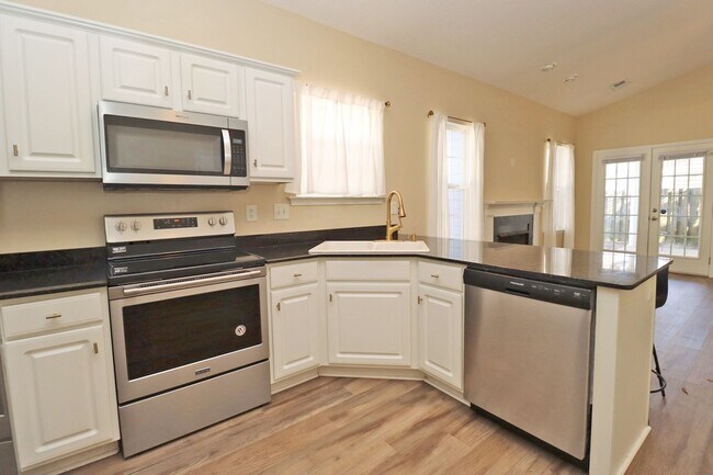 Foto del edificio - Fabulous 3 Bedroom home in highly desired community with a lake, pool, and clubhouse! Available M...