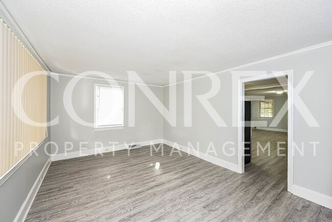 Building Photo - Gorgeous Brick Home in Established Neighbo...