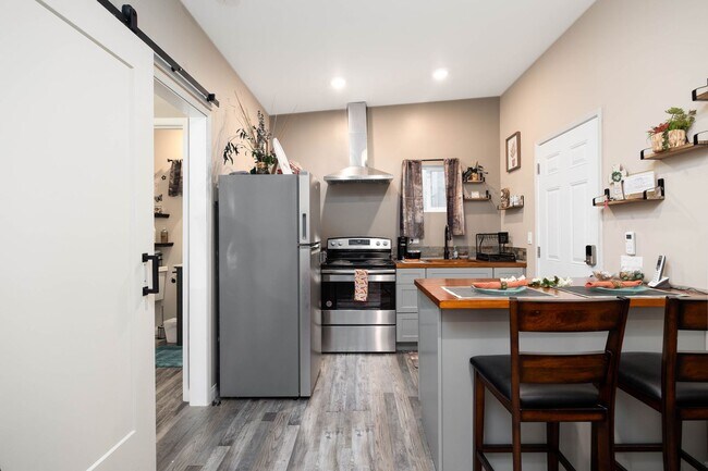 Building Photo - Furnished Granny Flat with Yard!! Small Do...