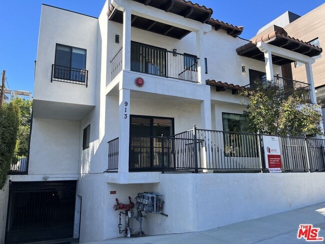 Building Photo - 913 Hilldale Ave