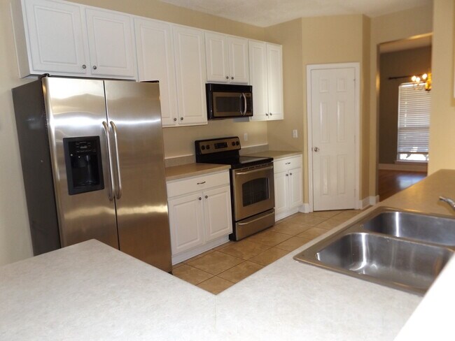 Building Photo - Spacious 4 bedroom with BONUS Room