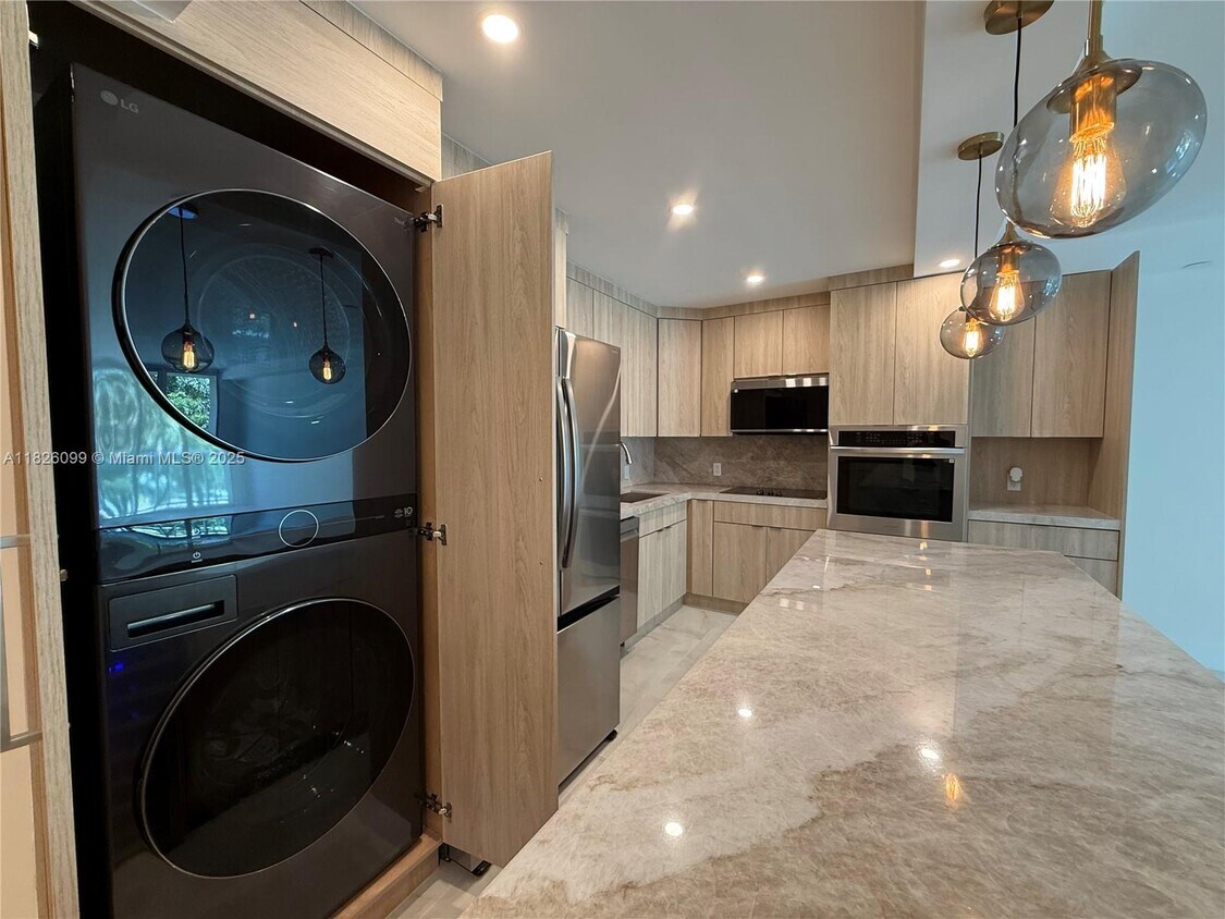Foto principal - 19390 Collins Ave