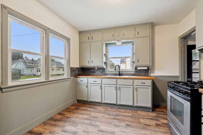 Foto del edificio - 413 16th Ave SW