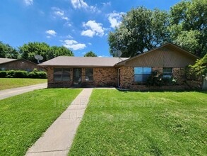 Building Photo - 2501 Oakhurst Dr