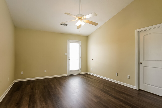 Building Photo - 3 Bedroom on 196 Bobwhite Drive