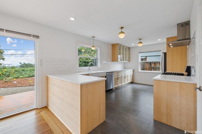 Building Photo - 3101 Sunset Terrace