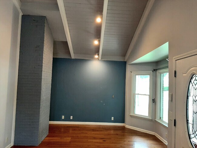 Building Photo - 104 Elementary Dr