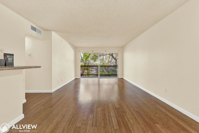 Building Photo - Charming Ground-Floor 1 Bedroom Condo in t...