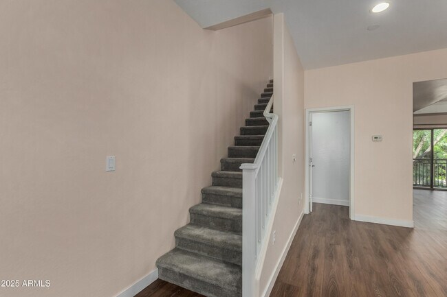 Foto del edificio - 815 E Rose Ln