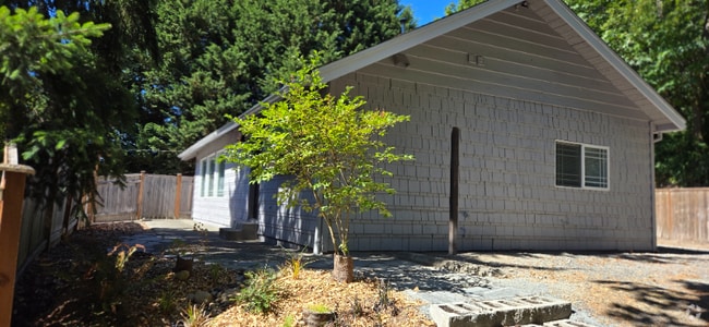 Building Photo - 1690 Kent Des Moines Rd