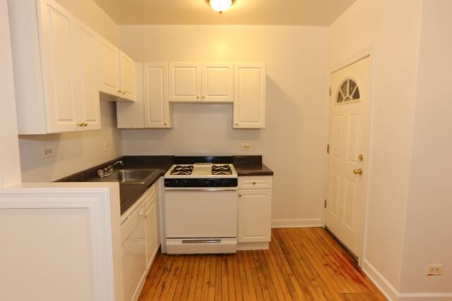 Foto del edificio - 3725.5 N Pine Grove Ave