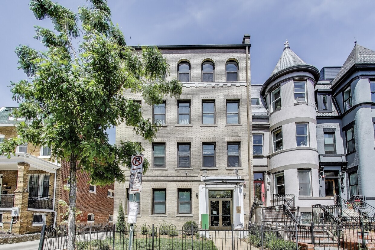 Foto principal - 1461 Girard St NW