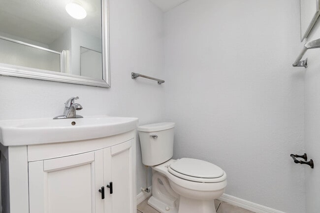 Building Photo - 1063 S Buena Vista Dr