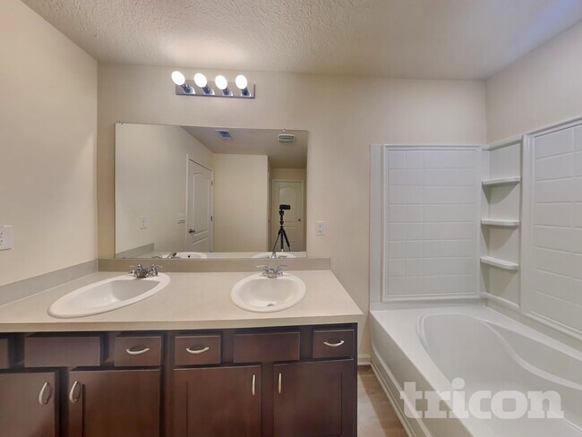 Foto del edificio - 382 Falcon Ridge Rd