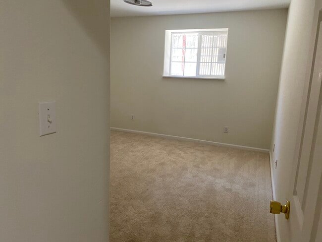 Building Photo - 833 Ingerson Ave