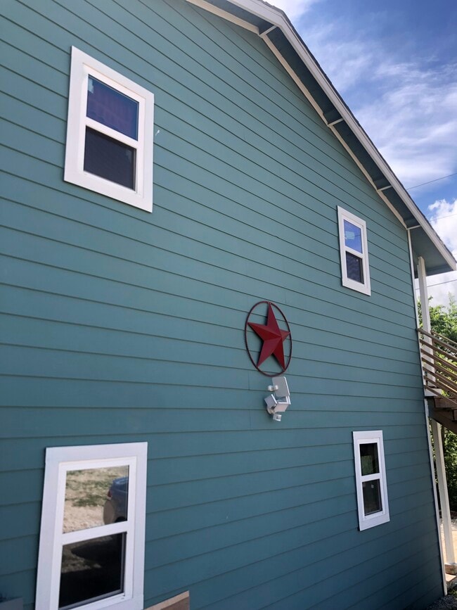 Building Photo - 321 Bell Meadows Dr