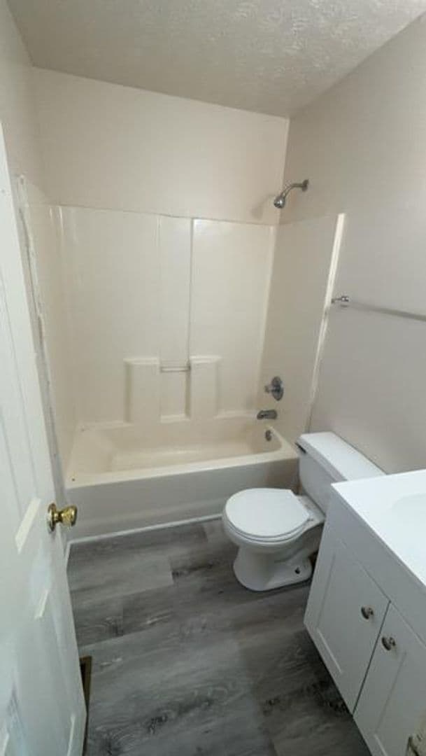 Building Photo - Spacious Duplex Move in Ready