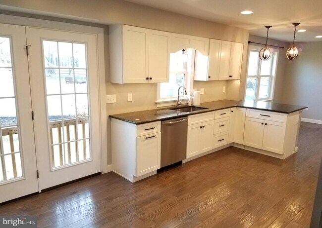 Building Photo - 914 Tuckerton Rd
