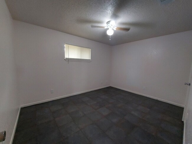 Building Photo - 1902 Ridgeview Dr