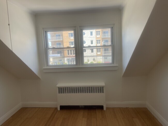 Foto del edificio - 658 W Broadway