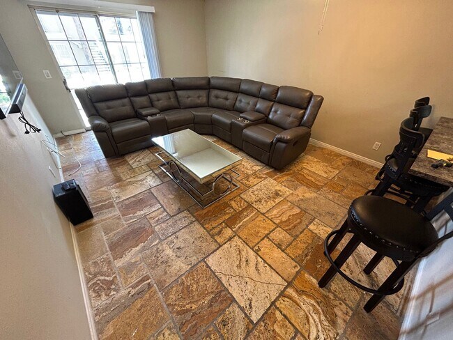 Foto del edificio - INTRODUCING A COZY AND CONVENIENT 1 BEDROO...