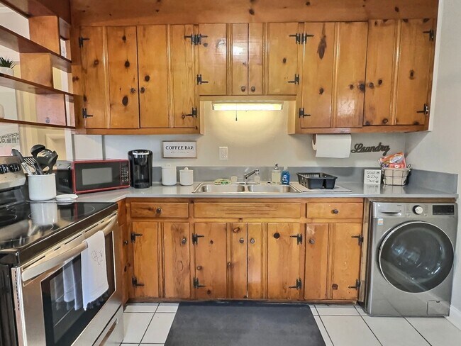 Building Photo - 368 Doster St