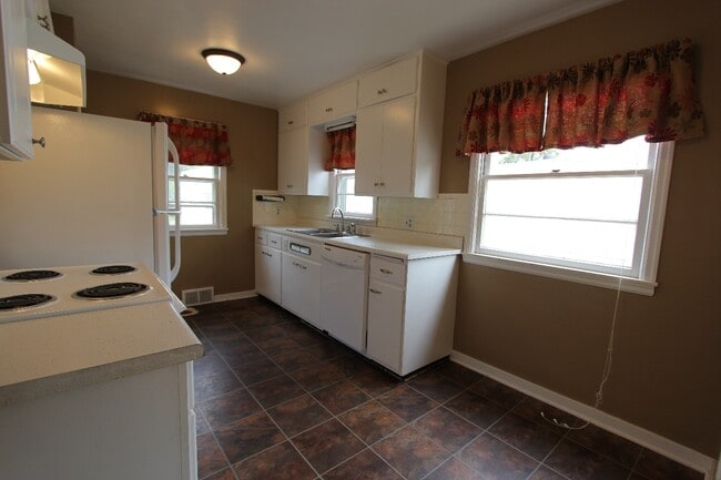Building Photo - 3 Bedrooms, 1.5 Bathrooms Single Family Ho...