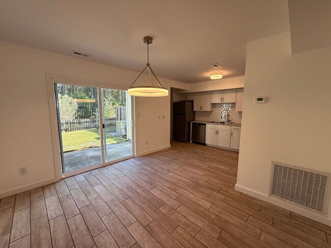 Building Photo - 3 bedroom, 1.5 Townhouse