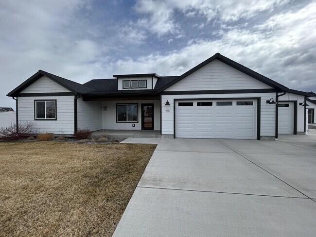 Foto del edificio - Luxury 4 Bed / 2 Bath Home on .84 Acres – 3 Car Garage – RV Parking