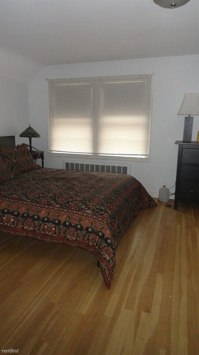 Foto del edificio - 74 Pine Hill Rd