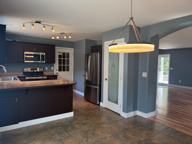 Foto del edificio - Spacious 4-Bedroom in Clearwood – Gated Co...
