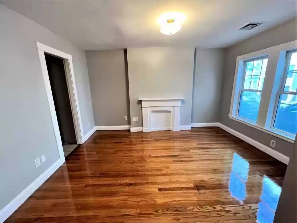 Primary Photo - 283 W 5th St