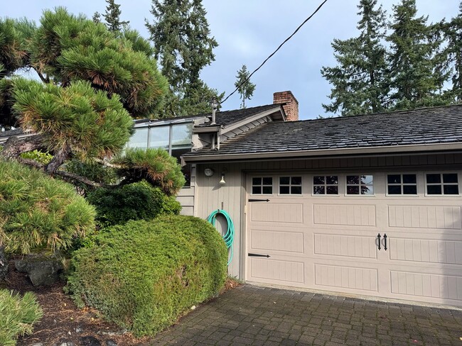 Building Photo - Cozy 5 bedr 3 bath rambler with daylight b...