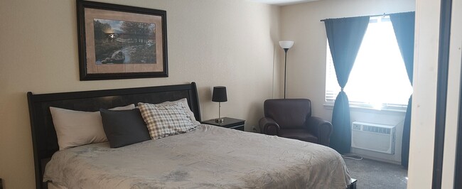 Building Photo - Furnished 2 Bedroom 2 Bath Apartment in Br...