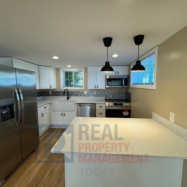 Building Photo - Gorgeous updated 2 bedroom and 1 bath unit...
