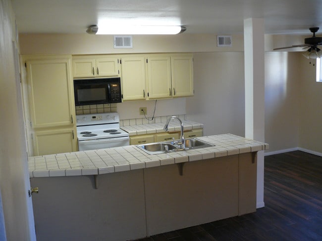 Kitchen - 433 E Ave