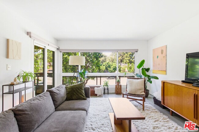 Foto del edificio - 5625 Green Valley Cir