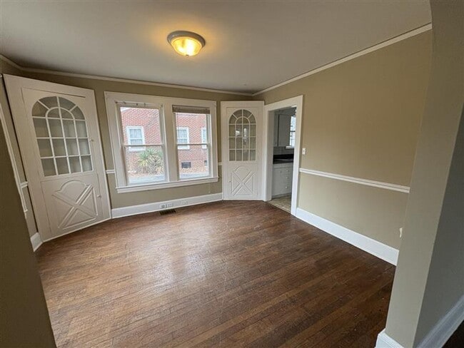 Building Photo - Quaint Brick Cottage w/Covered Parking