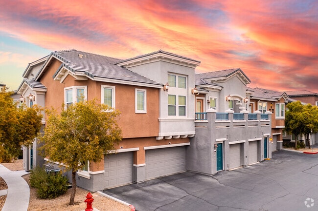 Building Photo - MAA Palm Vista