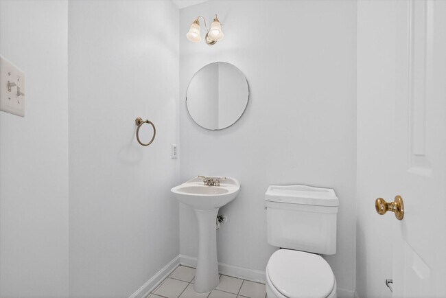 Foto del edificio - 3BR Townhome in Russett | 3 Levels | Walkout Basement + Deck | $2,400/mo** Beautiful 3-level town...